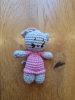 Célia - amigurumi figura 6cm + mese