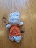 Célia - amigurumi figura 6cm + mese