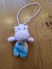 Valter - amigurumi figura 6cm + mese