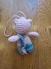 Valter - amigurumi figura 6cm + mese