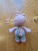 Valter - amigurumi figura 6cm + mese