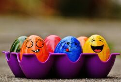 Húsvéti játékok gyerekeknek tojásdíszítés
